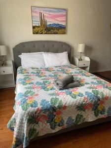 Una cama con un edredón con dos mesitas de noche en Beautiful 2BR unit in the heart of K-Town, en Los Ángeles