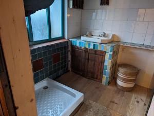 Ein Badezimmer in der Unterkunft Gîte à la mauvaise herbe