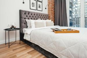 1 dormitorio con 1 cama grande y cabecero de metal en K&J Loft, en Tiflis