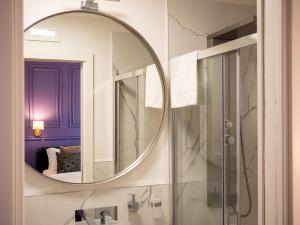 y baño con espejo y ducha. en Alto Apartment, en Roma