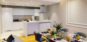 Kuchyň nebo kuchyňský kout v ubytování Bluewaters Dubai 1BR Flat - The UpperKey Collection