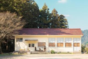 嬉野的住宿－Bunkou Stay Haruhi - Vacation STAY 50996v，一间白色的小房子,有红色的屋顶