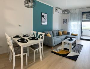 Apartman Santosha في تشاكوفيتش: غرفة معيشة مع طاولة وأريكة