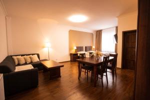 ein Wohnzimmer mit Sofa und Tisch in der Unterkunft CORNER HOUSE in Lučenec