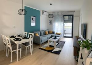 Apartman Santosha في تشاكوفيتش: غرفة معيشة مع أريكة وطاولة