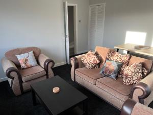 海倫斯堡的住宿－The Heilan' Coo Apartment，客厅配有两张沙发和一张咖啡桌