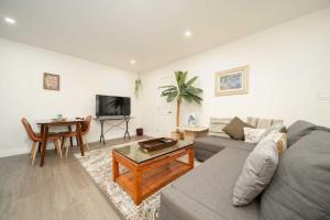 Comfy Homey 2BR Home near Hollywood DTLA
