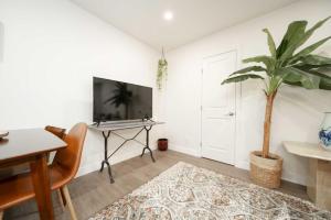 Comfy Homey 2BR Home near Hollywood DTLA
