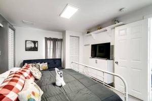 - une chambre avec un lit et une télévision à écran plat dans l'établissement Welcoming 2-BR apartment - 6 people V1, à Miami