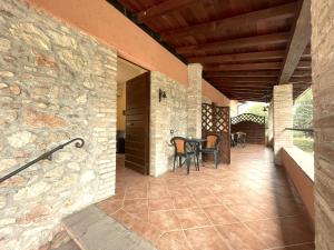 eine Terrasse mit Tisch und Stühlen in der Unterkunft Locanda Settecamini in Campello sul Clitunno