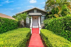 une maison avec un tapis rouge menant à une porte blanche dans l'établissement Welcoming 2-BR apartment - 6 people V1, à Miami