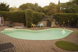 una piscina en medio de un patio en Hébergement indépendant dans villa privée avec piscine, en Le Rove
