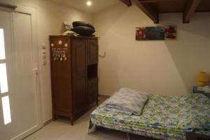 1 dormitorio con 1 cama y vestidor en una habitación en Hébergement indépendant dans villa privée avec piscine, en Le Rove