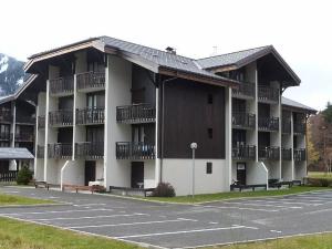 un parking en face d'un grand bâtiment dans l'établissement Charmant studio à Morzine - 4 pers, 19m², proche navettes gratuites pour Avoriaz, balcon, parking - FR-1-524-122, à Morzine
