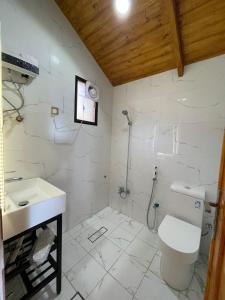 La salle de bains est pourvue de toilettes et d'un lavabo. dans l'établissement منتجع ريف العلا, à Al-Ula
