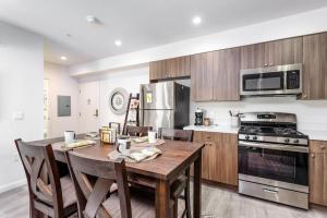 Balcony 2BR 2B in Heart of K Town N