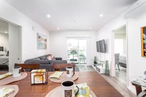 Balcony 2BR 2B in Heart of K Town N