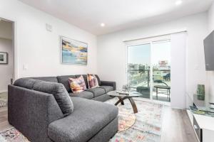 Balcony 2BR 2B in Heart of K Town N