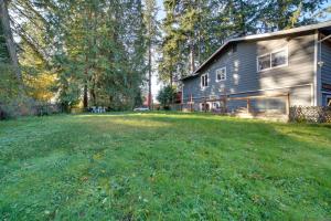 a large yard in front of a house at Charming Unit with Deck about 3 Mi to Lake Washington! in Newcastle