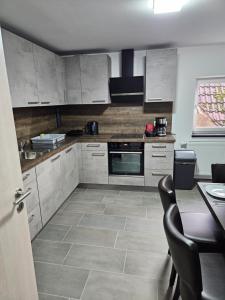 Kuchyň nebo kuchyňský kout v ubytování Ferienwohnung 2 Seldüz
