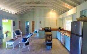 Una cocina o cocineta en Mango Lodge Villa 1 fotos más