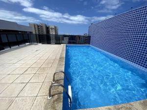 馬塞約的住宿－Luxor Ponta Verde Temporada Apartamento inteiro com 2quartos com 2 banheiros na Praia da Ponta Verde prox tudo，建筑物屋顶上的游泳池