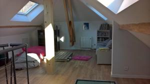 ヴェリエ・デュ・ラックにあるMaison avec Piscine LAC d'ANNECY - proximité Plage VEYRIER DU LACのアーチ型の天井のリビングルーム(窓付)