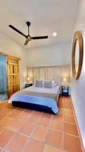 1 dormitorio con 1 cama y ventilador de techo en Camino a Santa Fe, en Guaduas