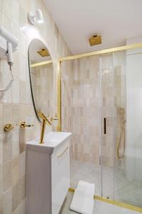 La salle de bains est pourvue d'une douche, d'un lavabo et d'un miroir. dans l'établissement Apartments Modern City Centre Pańska by Arrenda, à Varsovie