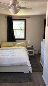 een slaapkamer met een wit bed en een raam bij cozy room with private bathroom in Arlington