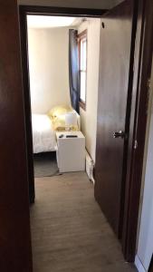 een kleine kamer met een bed en een kleine slaapkamer bij cozy room with private bathroom in Arlington