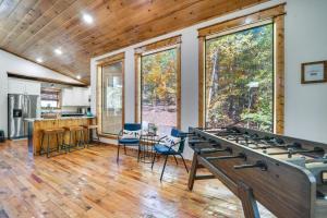 Broken Bow Family Cabin with Fireplace and Hot Tub! في بروكن بو: مطبخ وغرفة معيشة مع موقد