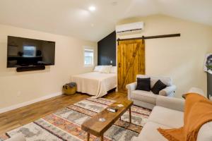 uma sala de estar com uma cama e um sofá em Columbia Falls Studio 20 Mi to Glacier Natl Park em Columbia Falls