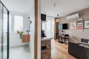 Ce petit appartement comprend une cuisine et un salon. dans l'établissement Apartments Modern City Centre Pańska by Arrenda, à Varsovie