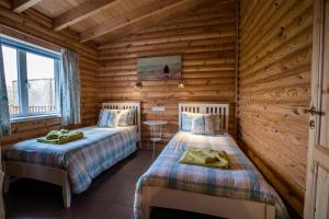 Voodi või voodid majutusasutuse Teal Lodge - Nordic Log Cabin with private hot tub toas