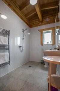 Vannituba majutusasutuses Teal Lodge - Nordic Log Cabin with private hot tub