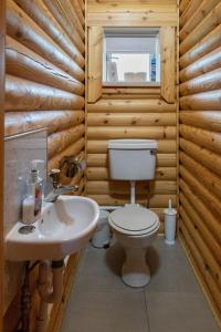 Koupelna v ubytování Teal Lodge - Nordic Log Cabin with private hot tub + 19 fotografií