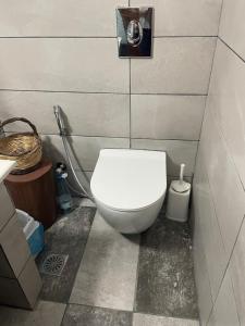 een badkamer met een wit toilet in een kamer bij Gerani in Vasilikos