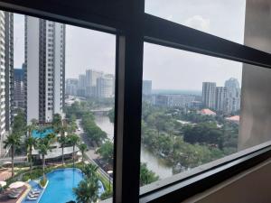 una finestra con vista sul fiume di Riviera Point Apartment 5 star ad Ho Chi Minh