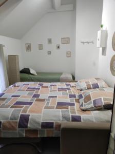 ein Schlafzimmer mit einem Bett mit einer Decke darauf in der Unterkunft L'escale CDG Astérix Park d'exposition in Louvres