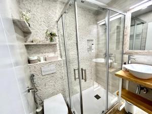 uma casa de banho com um chuveiro e um lavatório. em Les Terrasses de la Cisa, 20kms de BCN em Premia de Dalt