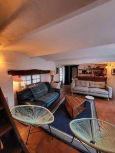 un salon avec un canapé et deux chaises dans l'établissement Maison Péchelune, à Correns