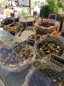 a display of different types of fruits and vegetables at Maisonnette au pied du Mont Ventoux ste colombe in Bédoin