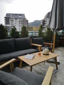 Silver Mountain B12 في بويانا براسوف: غرفة معيشة مع أريكة وطاولة قهوة