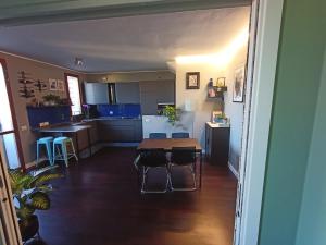 eine Küche und ein Wohnzimmer mit einem Tisch und Stühlen in der Unterkunft Noel's Room in Fiesole