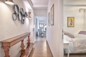 korytarzem prowadzącym do sypialni z łóżkiem w obiekcie Maya Luxury Home - Together in Tuscany w mieście Cortona