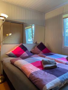 1 dormitorio con 2 camas y almohadas coloridas. en Hausboot im Hafen en Sankt Goar