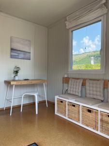 Pokój z ławką, stołem i oknem w obiekcie Hausboot im Hafen w mieście Sankt Goar
