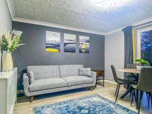 Зона вітальні в 3 Bedroom House by Elegance Living