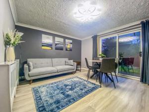 Зона вітальні в 3 Bedroom House by Elegance Living